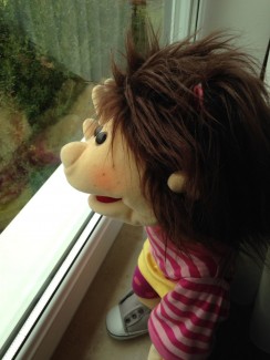 Leni schaut aus dem Fenster