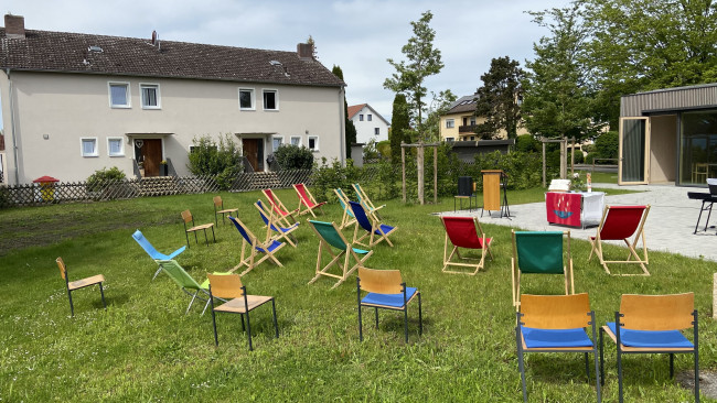 Pfingstmontag Liegestühle im Garten vor der Jesuskirche