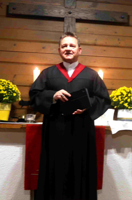 Am Altar der Martinskirche zu Münchsmünster am Reformationstag 2024