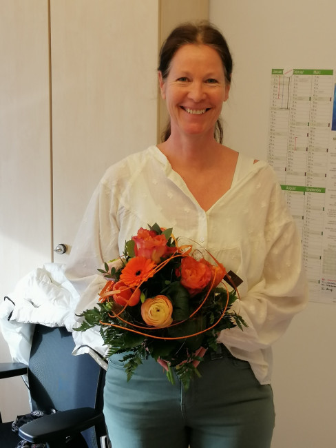 Frau Graf mit Blumenstrauß zu Ihrem 25 Jubiläum