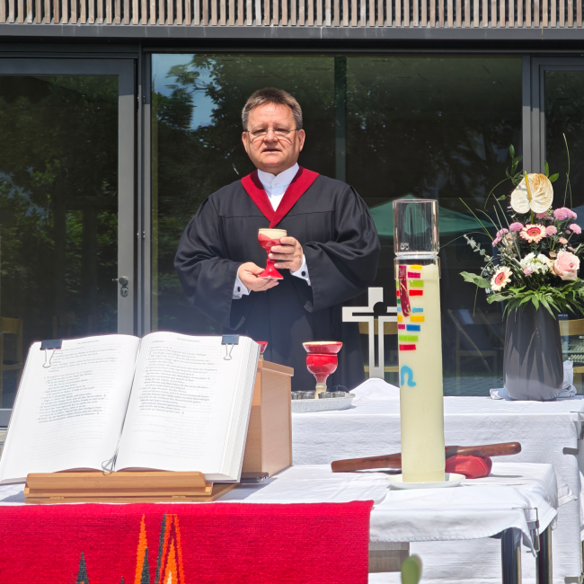 Steffen Lutz setzt das Abendmahl ein
